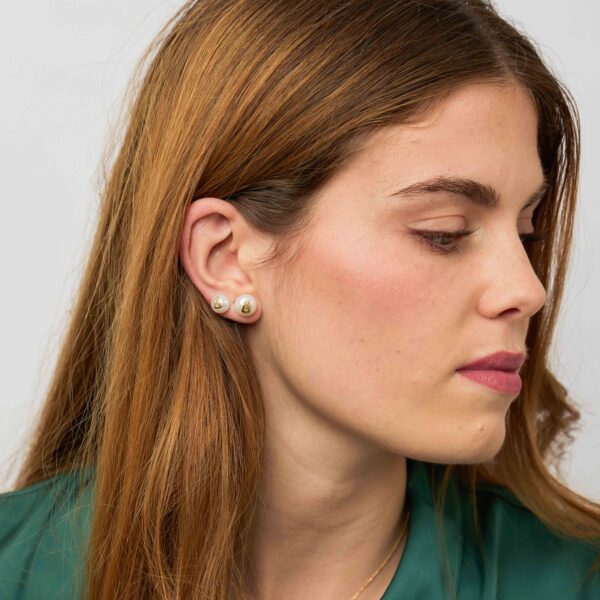Pendientes de Perla con SANTINA plata de ley 925 con recubrimiento de Oro amarillo 18kt. tamaño mediano - Imagen 2